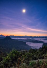 دانلود عکس دیدگاه کوه مه رنگارنگ با ماه در سحر