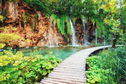 دانلود عکس سقوط آبشار در پارک ملی در دریاچه فیروزه ای