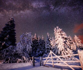 دانلود عکس روستای کوهستانی چشم انداز زمستانی در اوکراین