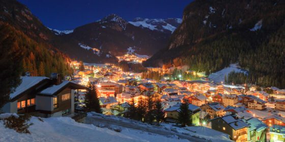 دانلود عکس منظره زمستانی روستا در کوهستان