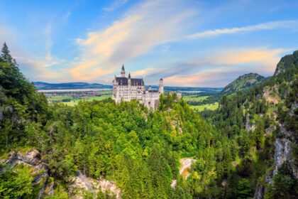 دانلود عکس قلعه معروف نویشوانشتاین در جنوب غربی باواریای آلمان در تابستان