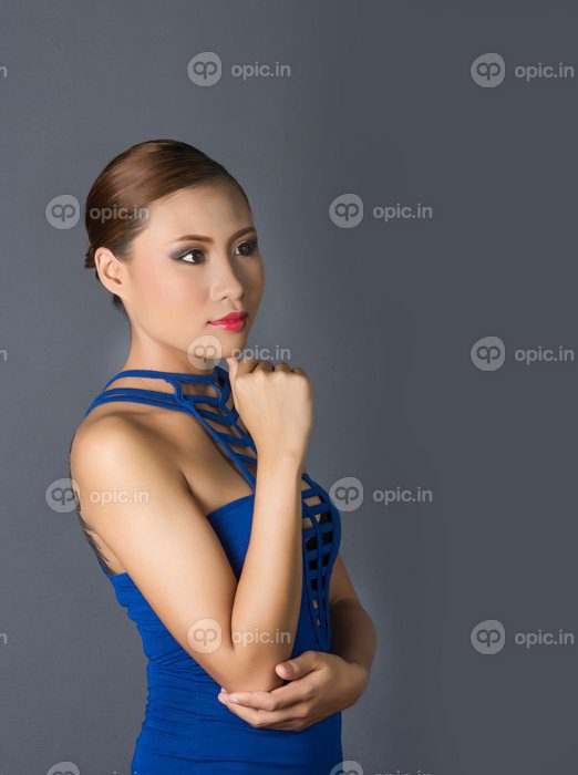 دانلود عکس زن ایستاده با لباس آبی