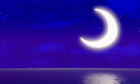 دانلود عکس هلال ماه روی دریا شناور است ستاره ها آسمان را پر می کنند