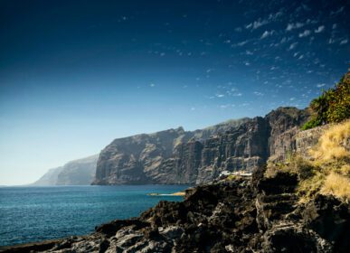 دانلود عکس صخره های لوس گیگانتس نقطه عطف طبیعی و مناظر طبیعی در جزیره تنریف جنوبی اسپانیا