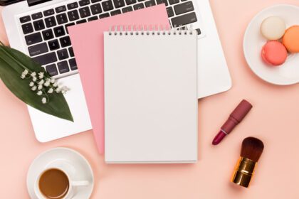 دانلود عکس لپ تاپ دفترچه یادداشت مارپیچ با فنجان قهوه ماکارونی با آرایش