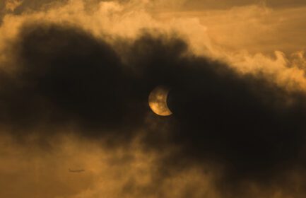 دانلود عکس پوشش ماه خورشید در یک گرفت جزئی با دراماتیک