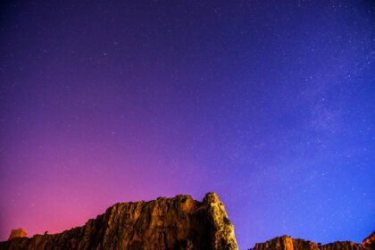 دانلود عکس آسمان پرستاره بر فراز کوه های سنگی