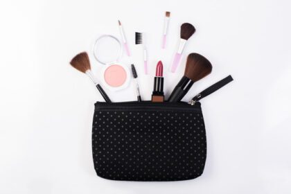 دانلود عکس نمای بالا کیف آرایش با محصولات زیبایی