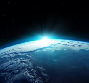 دانلود عکس نمای سیاره آبی زمین با طلوع خورشید از فضا