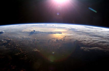 دانلود عکس نمای افق زمین هنگام غروب خورشید بر فراز اقیانوس آرام