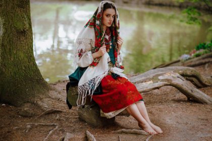 دانلود عکس دختر اوکراینی نشسته کنار دریاچه