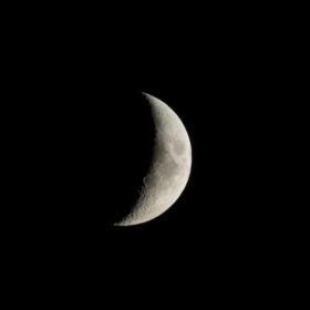 دانلود عکس هلال ماه در حال افزایش