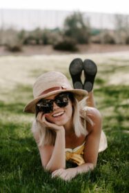 دانلود عکس عکس عمودی بانوی جوان زیبا با کلاه ساحلی