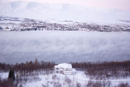 دانلود عکس نمای مه آلود دریاچه ایسلند