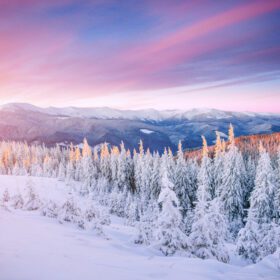 دانلود عکس منظره مرموز زمستانی کوه های باشکوه در جادو