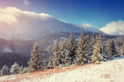دانلود عکس کوه های باشکوه چشم انداز زمستانی مرموز