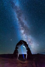 دانلود عکس طاق طبیعی و کهکشان راه شیری در شب