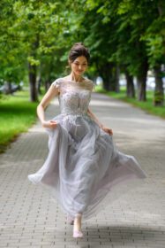 دانلود عکس ژست زن جوان زیبا با لباس مشکی در پارک