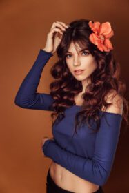 دانلود عکس زن جوان زیبا با گل در موهایش و آرایش