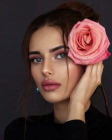دانلود عکس دختر جوان با گل رز