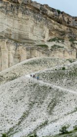 دانلود عکس منظره طبیعی با نمایی از صخره سفید