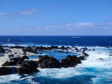 دانلود عکس استخرهای طبیعی در وسط اقیانوس اطلس در پورتو