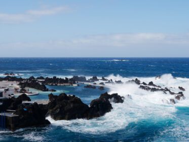 دانلود عکس استخرهای طبیعی در وسط اقیانوس اطلس در پورتو