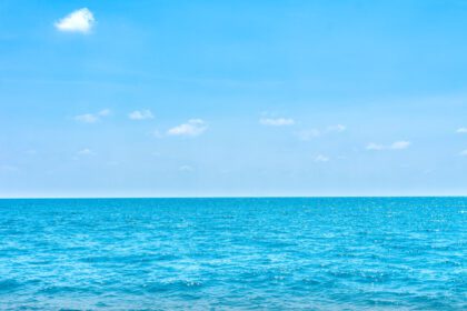 دانلود عکس تابستانی سطح دریای استوایی طبیعی با پس زمینه آسمان آبی