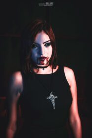 دانلود والپیپر دیو زنان نقاشی رنگ روغن لباس سیاه خون آشام بازی ویدیویی خون