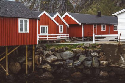 دانلود عکس نروژ روربو خانه ها و صخره های کوه بر فراز منظره آبدره