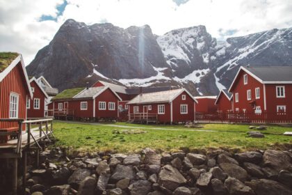 دانلود عکس نروژ روربو خانه ها و صخره های کوه بر فراز منظره آبدره