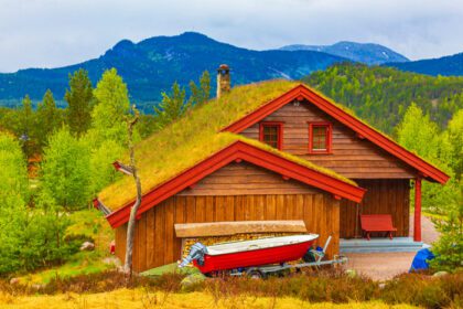 دانلود عکس کلبه های چوبی نروژی در چشم انداز طبیعت nissedal نروژ
