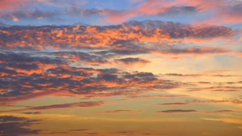 دانلود عکس نارنجی ابری در پس زمینه آسمان غروب دراماتیک