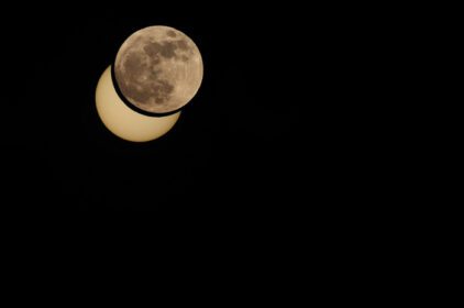 دانلود عکس فتومونتاژ ماه گرفتگی جزئی