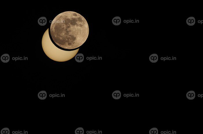 دانلود عکس فتومونتاژ ماه گرفتگی جزئی