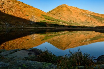 دانلود عکس انعکاس کوه تورکو در مخزن دریاچه