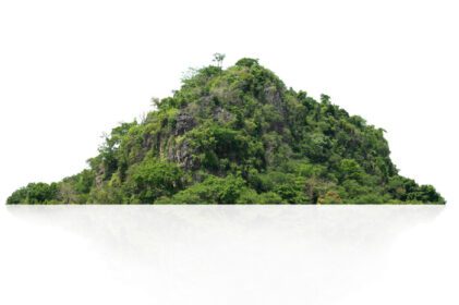دانلود عکس تپه کوه سنگی با ایزوله جنگل سبز روی سفید