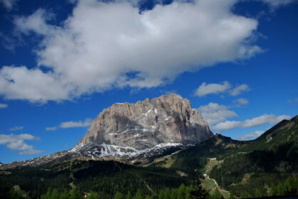 دانلود عکس کوه سنگی با ابر