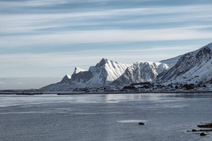 دانلود عکس مناظر رشته کوه برفی با دهکده نروژی در