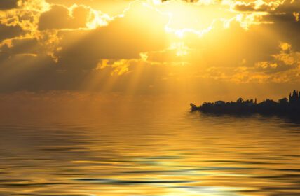 دانلود عکس منظره دریایی با غروب زیبا و پرتوهای خورشید