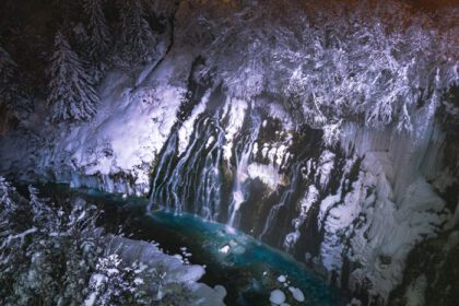 دانلود عکس آبشار Shirahige رودخانه biei در زمستان biei hokkaido ژاپن