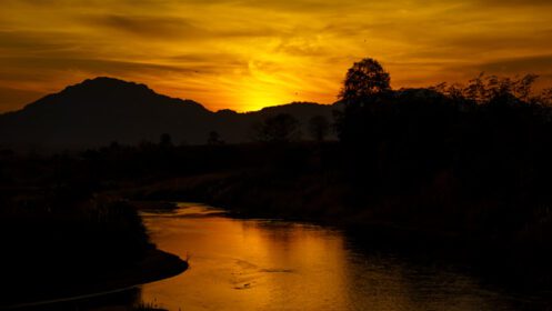 دانلود عکس سیلوئت و انعکاس خورشید و رودخانه مویی در غروب