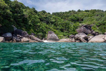دانلود عکس جزایر سیمیلان با صخره های طبیعی در خط ساحلی در مناطق گرمسیری