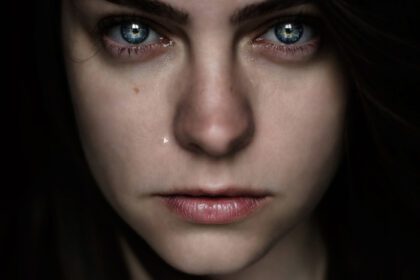 دانلود والپیپرهای صورت زنانه مدل عکاسی پرتره اشک