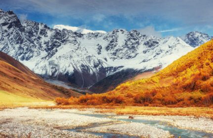 دانلود عکس کوه های برفی و رودخانه کوهستانی پر سر و صدا گرجستان سوانتی