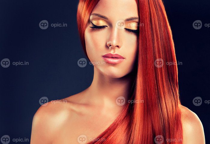 دانلود والپیپرهای چهره زنانه مدل مو قرمز پرتره موهای بلند چشم بسته آرایش قرمز عکاسی مو مشکی مد2k