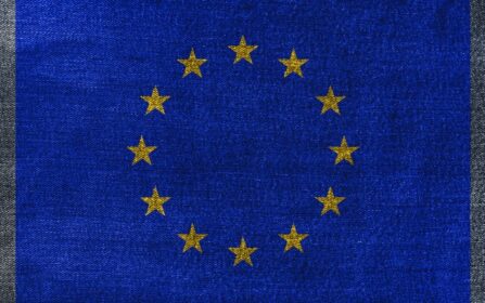 دانلود عکس بافت پارچه پرچم اتحادیه اروپا روی شلوار جین