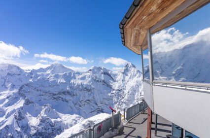 دانلود عکس نمای پانوراما خیره کننده از کوه های آلپ سوئیس از بالای