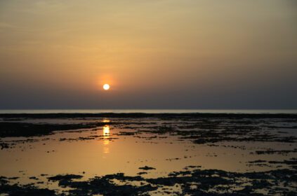 دانلود عکس طلوع خورشید در دریا با انعکاس