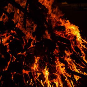 دانلود عکس شعله های آتش در پس زمینه مشکی بافت شعله آتش شعله